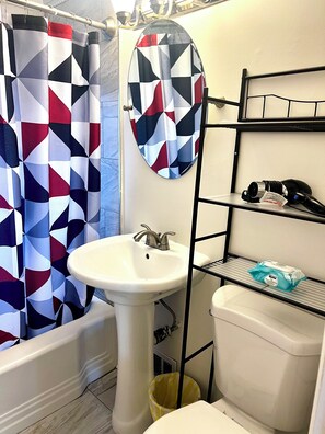 Séchoir à cheveux, serviettes fournies