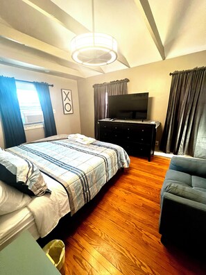 4 chambres, bureau, fer et planche à repasser, lit de bébé portatif