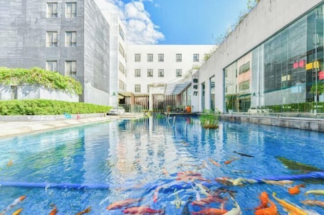 Pool. Shanshui Trends Hotel (Guangzhou Huangpu East Road Dasha East Subway Station)