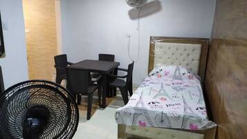 1 habitación, tabla de planchar con plancha, wifi y ropa de cama