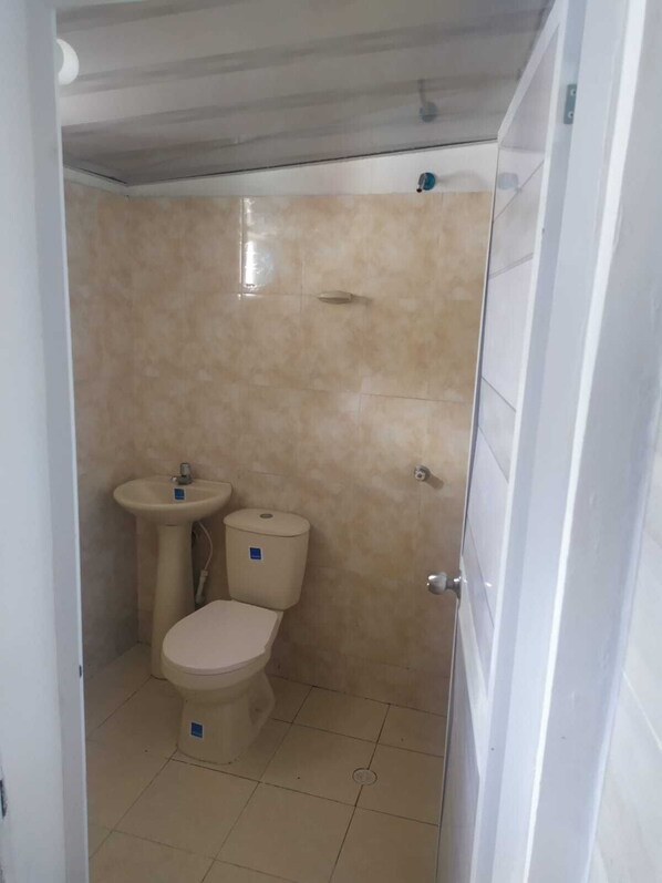 Douche, séchoir à cheveux, serviettes fournies, savon