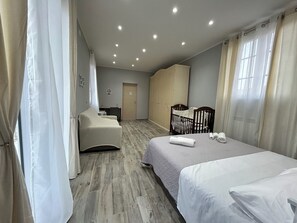 1 多间卧室、办公桌、熨斗/熨衣板、旅行婴儿床