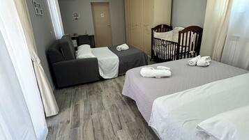 1 chambre, bureau, fer et planche à repasser, lit parapluie