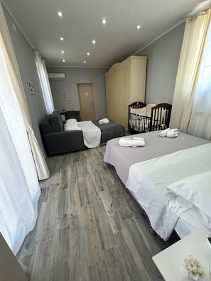 1 chambre, bureau, fer et planche Ă repasser, lit parapluie