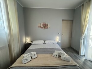 1 غرفة نوم ومكتب ومكواة/لوح كي وسرير سفر