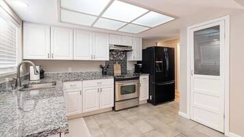 House, Multiple Beds, Patio, Mountain View (Columbus) | Private kitchen | Fridge, microwave, oven, stovetop