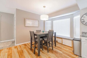 Casa, várias camas, varanda, vista para a montanha (Columbus) | Opções para refeição