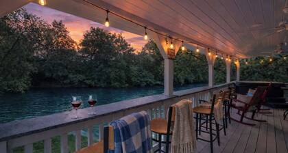 Cozy riverside cabin, hottub, fire-pit, fishing, tubing, relaxing