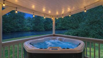 Outdoor spa tub