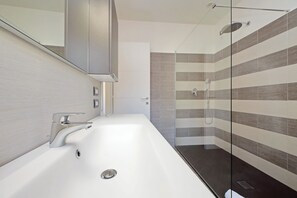 Dusche, Whirlpool, Haartrockner, Bidet