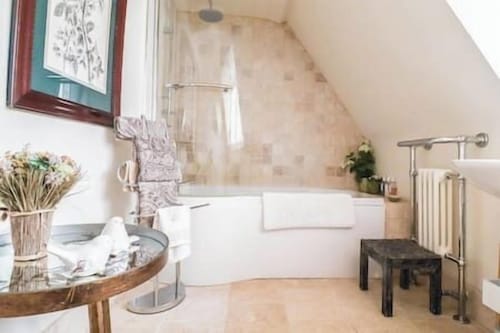 Beautiful 2 Bedroom Period Cottage