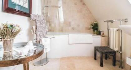 Beautiful 2 Bedroom Period Cottage