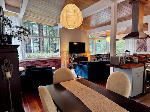 Humboldt Haven: Gorgeous Home for 13 w Gardens, Firepits, Forest & Bay Views
