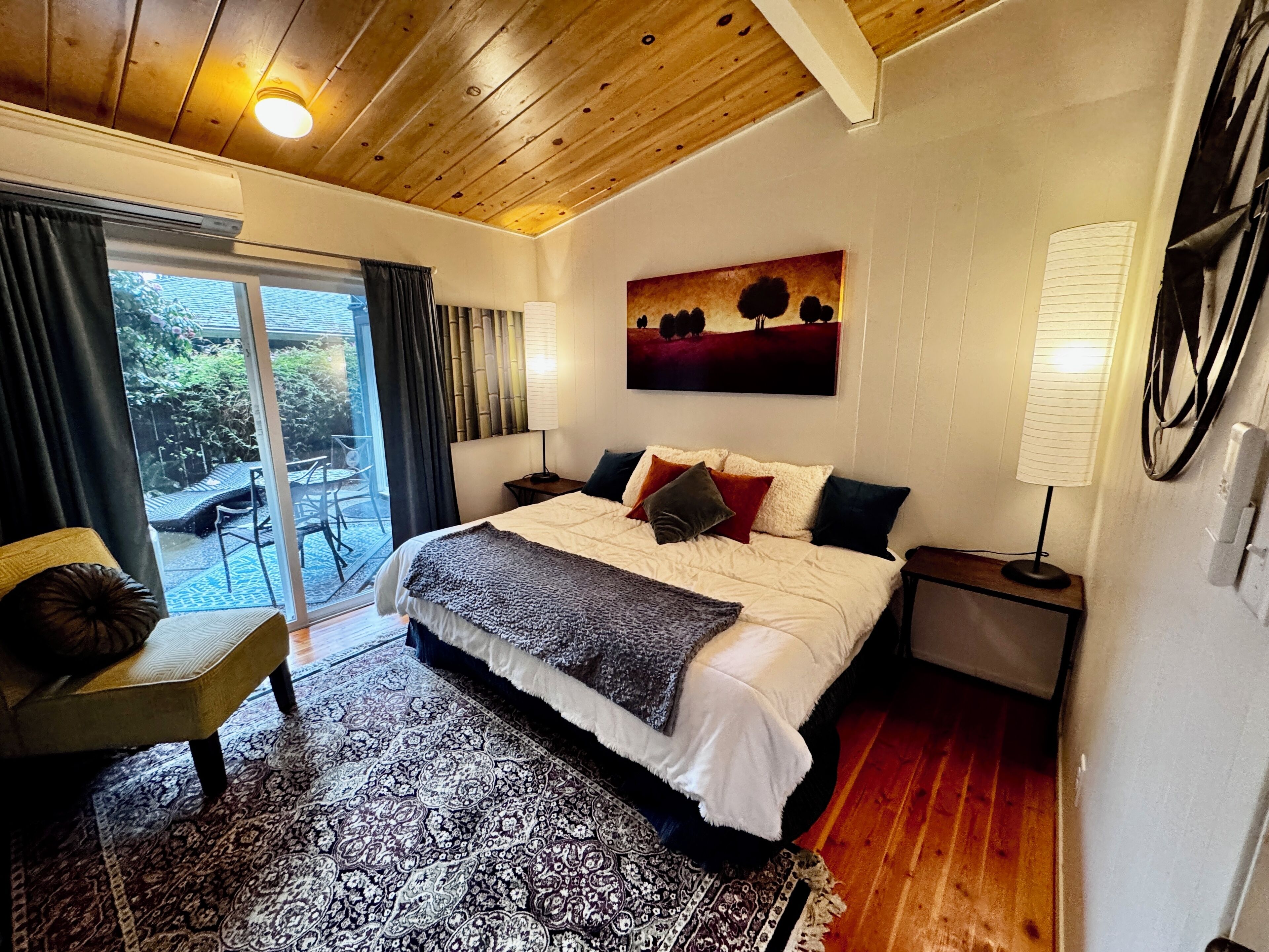 4 bedrooms, desk, WiFi, bed sheets