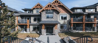 Spacious 2 bedroom 2 bathroom: sleeps 8/AC/pets ok/hot tub/near Banff