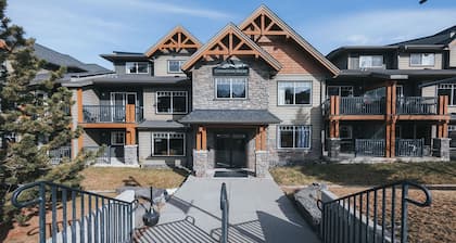 Spacious 2 bedroom 2 bathroom: sleeps 8/AC/pets ok/hot tub/near Banff