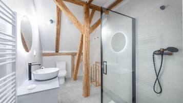 Een douche, een haardroger, handdoeken, zeep