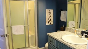 Regadera, tina de hidromasaje, secadora de cabello, toallas 