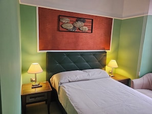 Quarto econômico | Cofres nos quartos, cortinas blackout, berços (sobretaxa)