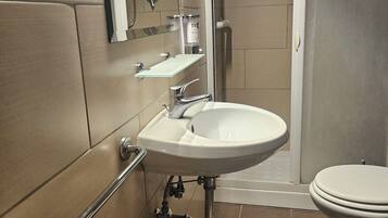 Double or Twin Room, City View | Bilik Mandi | Pancuran mandi, tuala disediakan, sabun, syampu