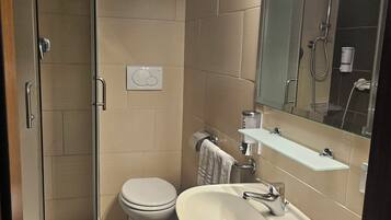 Economy Room | Bathroom | Shower, towels, soap, shampoo