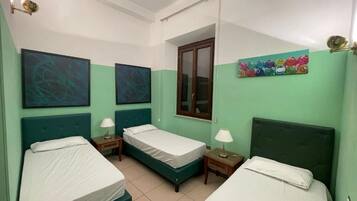 ダブルまたはツインルーム シティビュー | セーフティボックス (室内)、遮光カーテン、ベビーベッド、WiFi (無料)