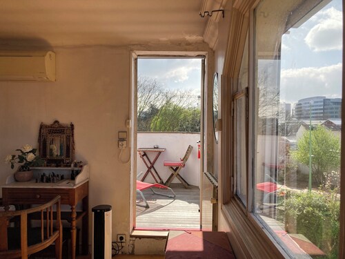 Chambre, Salle de bains et terrasse dans loft-atelier d'artiste.