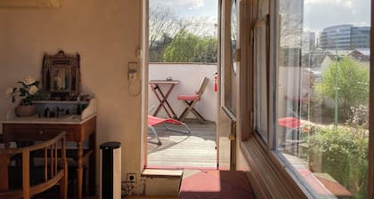 Chambre, Salle de bains et terrasse dans loft-atelier d'artiste.