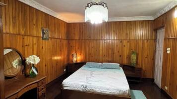 1 habitación, caja de seguridad en la habitación y escritorio