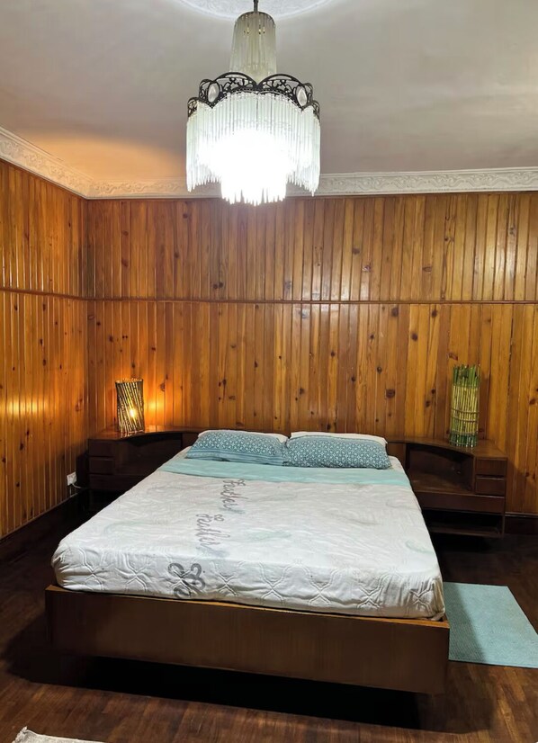 1 quarto, cofres nos quartos, escrivaninha