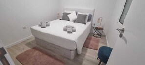 2 bedrooms, iron/ironing board, WiFi, bed sheets - Charming little house (calheta)