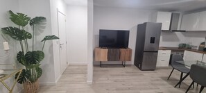 Fridge, microwave, oven, stovetop - Charming little house (calheta)