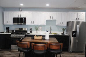 Jääkaappi, mikroaaltouuni, uuni, liesi