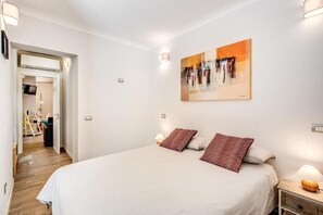 1 bedroom, iron/ironing board, WiFi, bed sheets - Imperial Forums | Trevi Fountain 8-minute walk | Terrace | Wash & Dry (Roma)