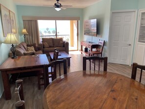 Een smart-tv en een tafeltennistafel