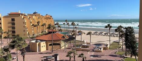 Chaises longues, serviettes de plage