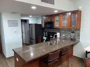 Een koelkast, een magnetron, een oven, een kookplaat