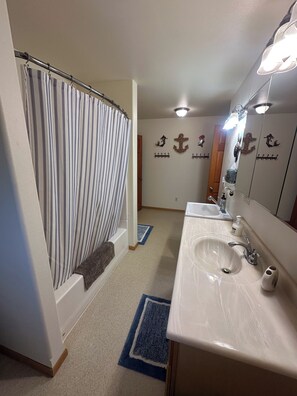 Hair dryer, towels, toilet paper - The Halibut House (Gustavus)