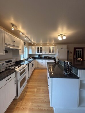 ثلاجة، ميكروويف، فرن، موقد طهي مسطح