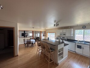Fridge, microwave, oven, stovetop - The Halibut House (Gustavus)