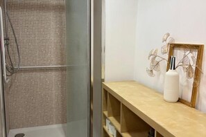 تجهيزات دش، مجففات شعر، مراحيض شطف، مناشف