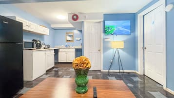 Jääkaappi, mikroaaltouuni, kahvin-/teenkeitin