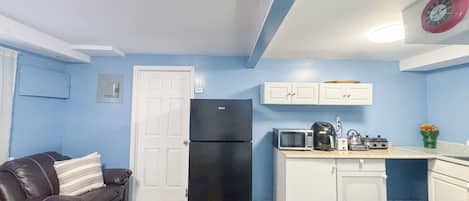 Refrigerador, microondas, cafetera y tetera y utensilios de cocina