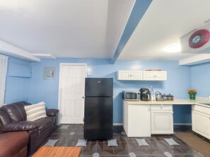 Réfrigérateur, micro-ondes, cafetière/bouilloire