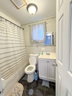 吹风机、毛巾、肥皂、洗发水