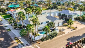 Zona residencial amb cases, palmeres i una piscina.