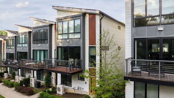 Luxe 4bdr W/ Balcony & Parking, 10 Mins To Broadway 9th Avenue By Avantstay - Nashville, TN