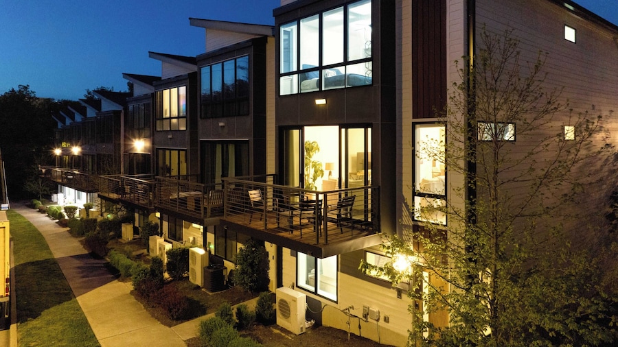 Luxe 4bdr w/ Balcony & Parking, 10 Mins to Broadway 9th Avenue by Avantstay