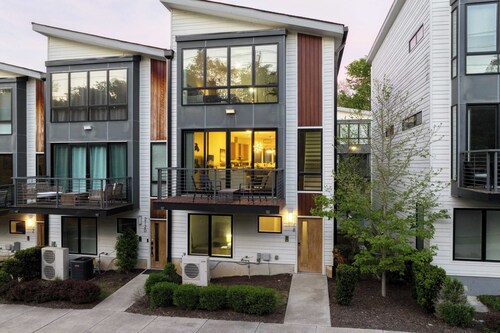 Luxe 4bdr w/ Balcony & Parking, 10 Mins to Broadway 9th Avenue by Avantstay