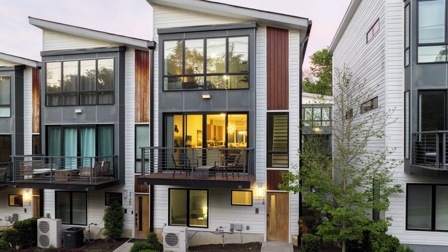 Luxe 4bdr w/ Balcony & Parking, 10 Mins to Broadway 9th Avenue by Avantstay